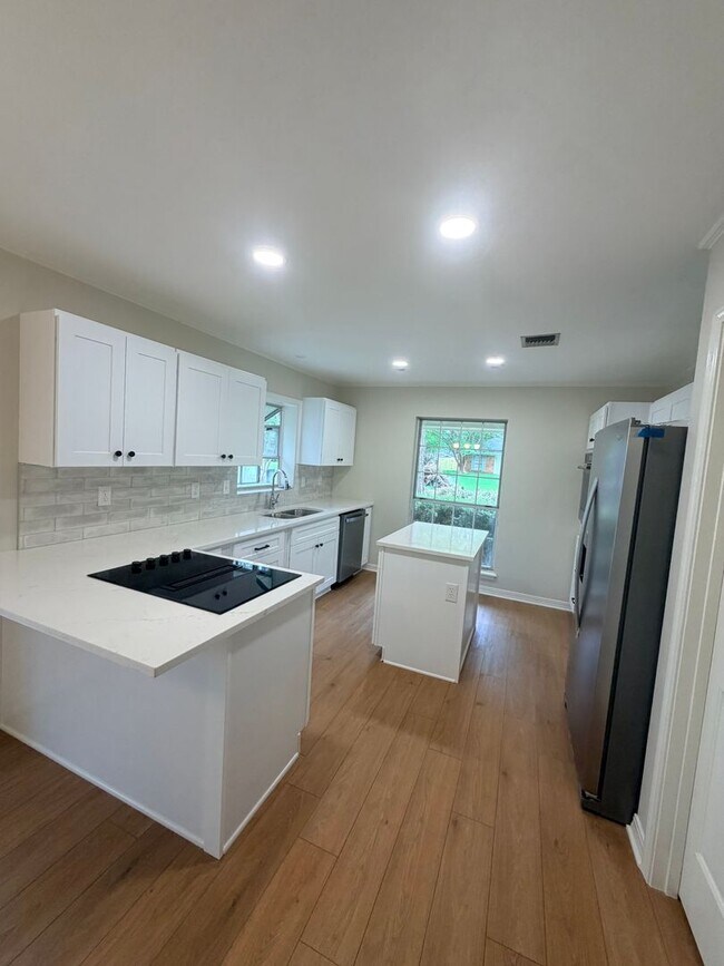 Building Photo - Gorgeous 4 Bedroom Home in Ellerbe Woods