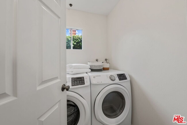 Building Photo - 843 N Martel Ave