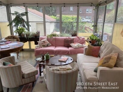 Building Photo - 980 6th St E