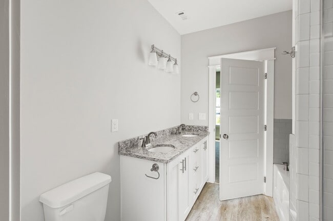 Building Photo - Luxury Townhome Heart of Auburn!