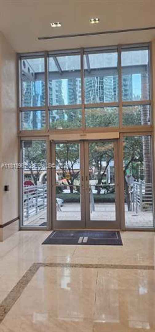 Building Photo - 1060 Brickell Ave