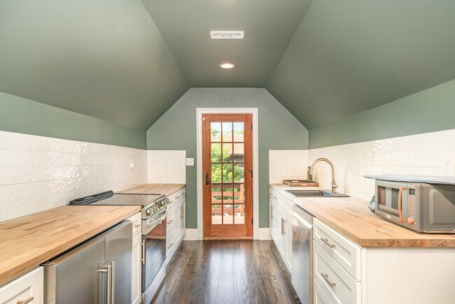 Building Photo - Charming Renovated East Nashville Home wit...