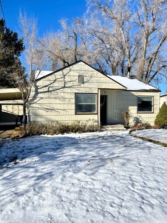 Building Photo - Charming Downtown Redmond Home with Huge Fenced Yard & Garage!