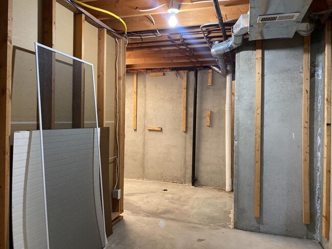 Building Photo - 5742 Crestwood Dr