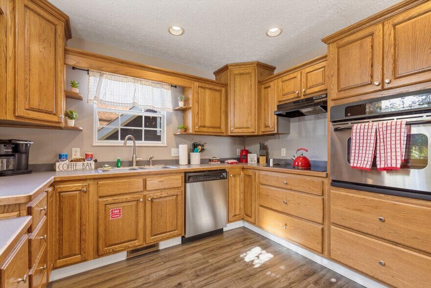 Building Photo - 317 Saddleback Way