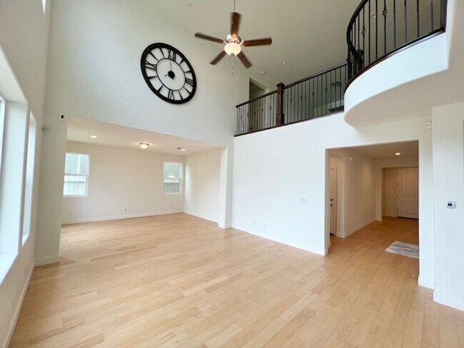 Building Photo - Beautiful 4 Bedroom Home in Clovis!