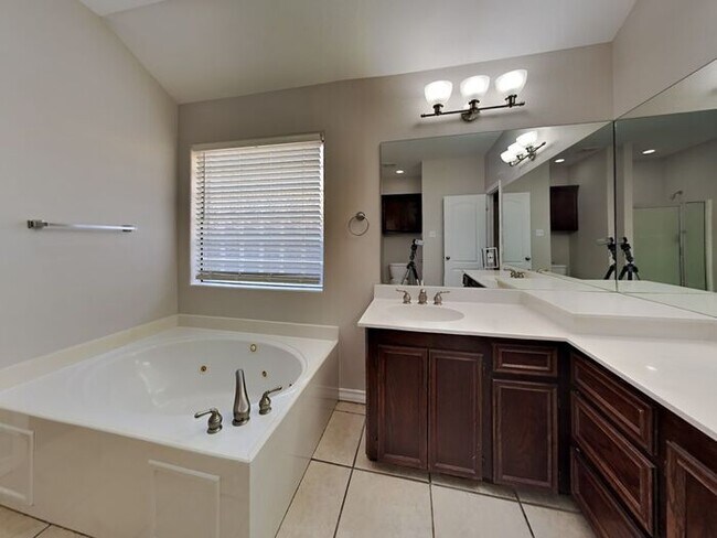 Building Photo - No Application Fees* $1000 Off 1st Month R...