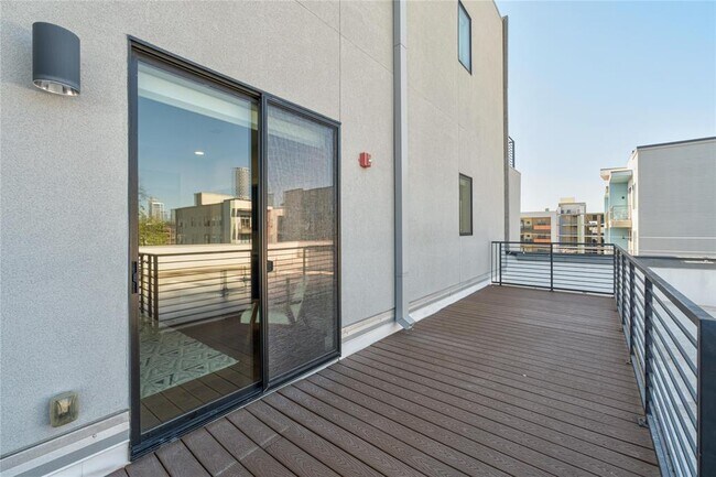 Building Photo - 1615 E 7th St