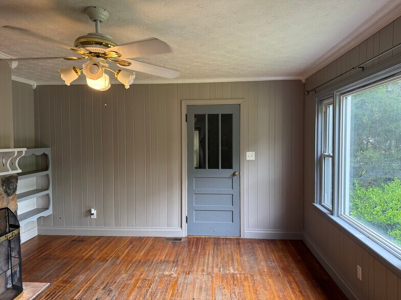 flex room - 206 Griffith St