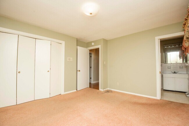 Building Photo - Halls 37938 - 4 bedroom, bath home with 4 garage spaces - Call Susan Niedergeses 865-300-4722