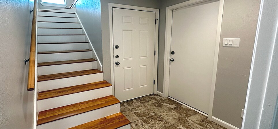 Entry - front door and door to garage - 6724 Eastridge Dr