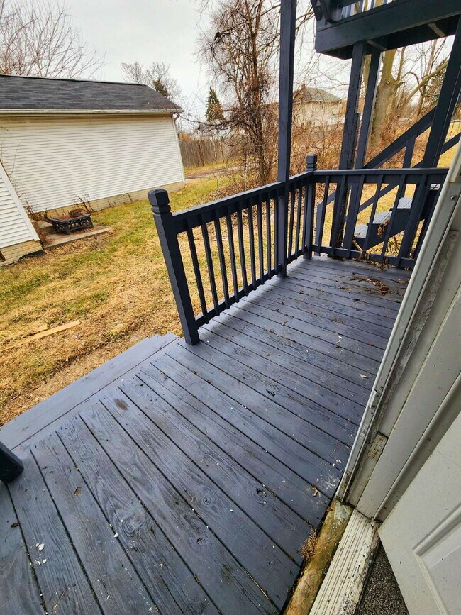 Building Photo - Spacious 2 bedroom main floor duplex! Tons of character! Convenient location!