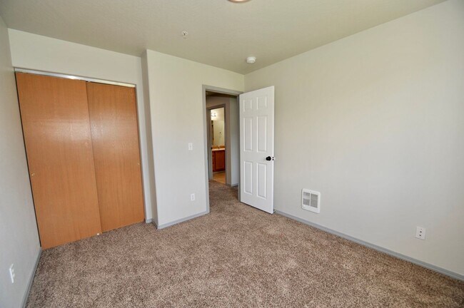 Building Photo - 3 bed 2 bath townhome