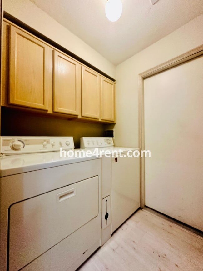 Building Photo - Maintenance FREE, Ranch Style Townhome w/ ...