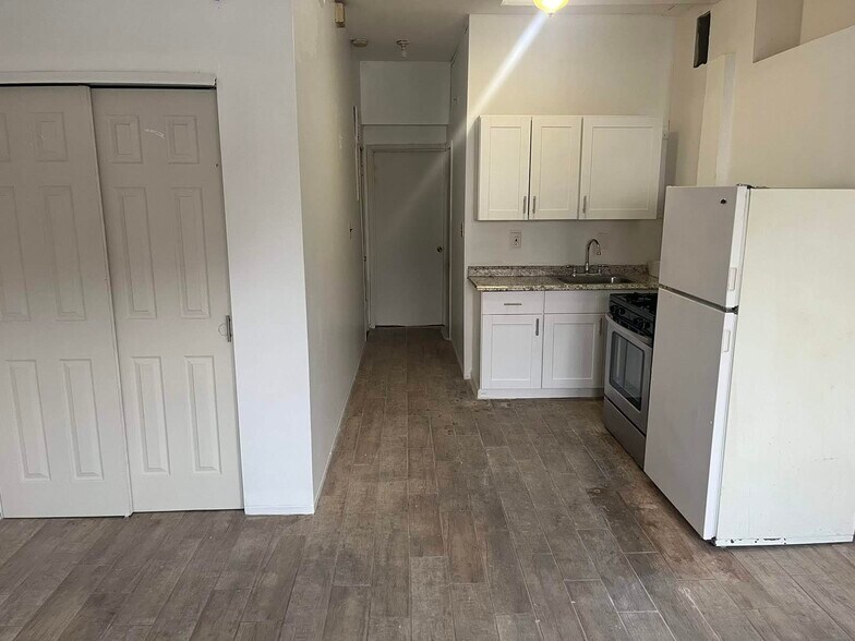 Building Photo - 868 Sheldon Ave