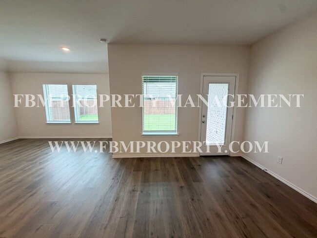 Building Photo - 329 Thoroughbred St