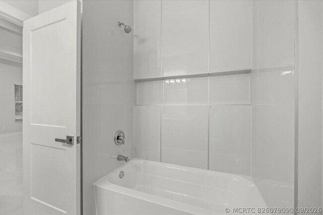 Building Photo - 419 SW Namoit Pl