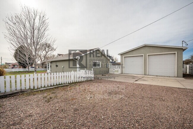 Building Photo - 903 W 15th St