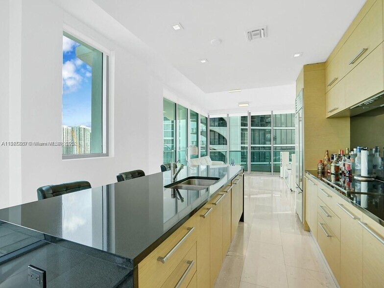 Building Photo - 900 Biscayne Blvd