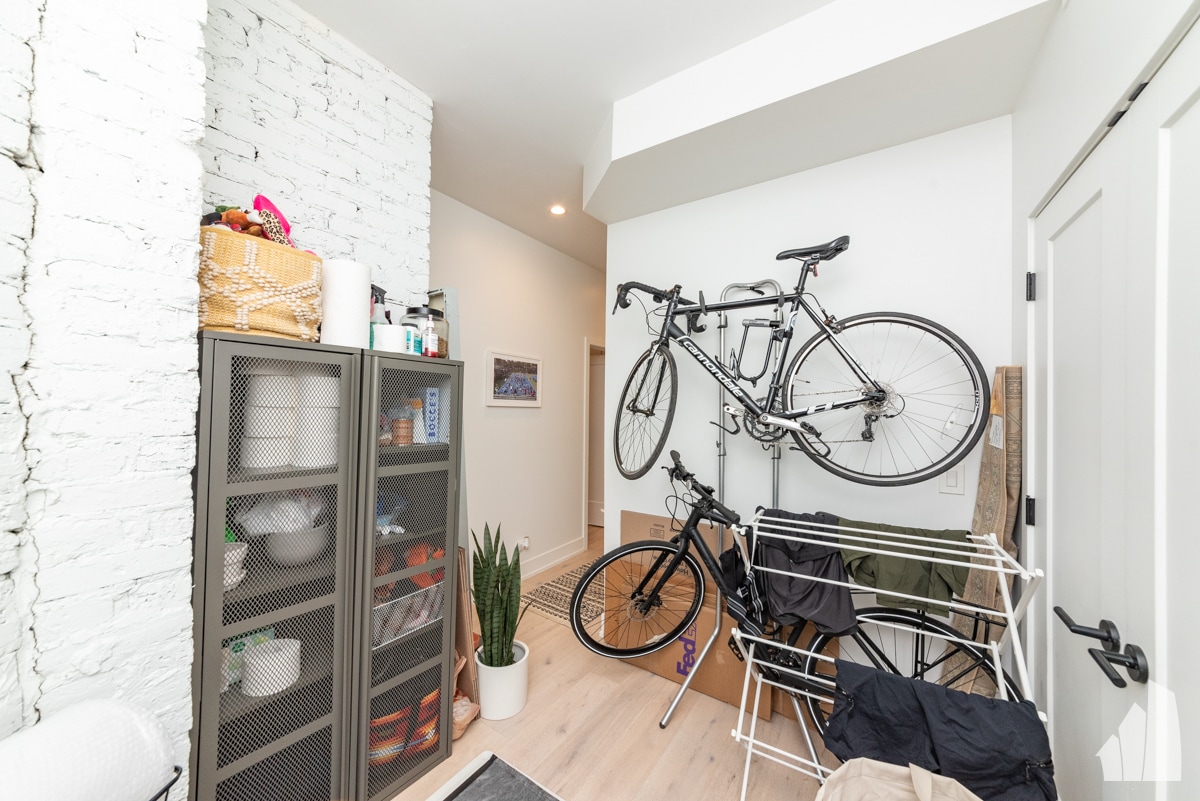 Building Photo - 1334 W Bryn Mawr Ave