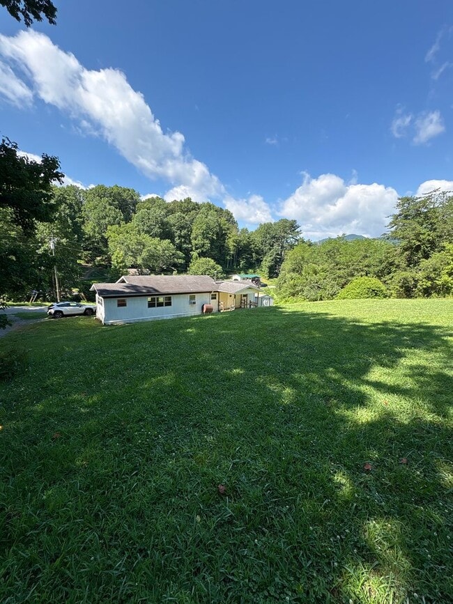 Building Photo - 296 Dix Creek Rd Number 1
