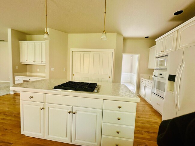 Building Photo - 5 bedroom, swimming pool, Gym, close to OSU