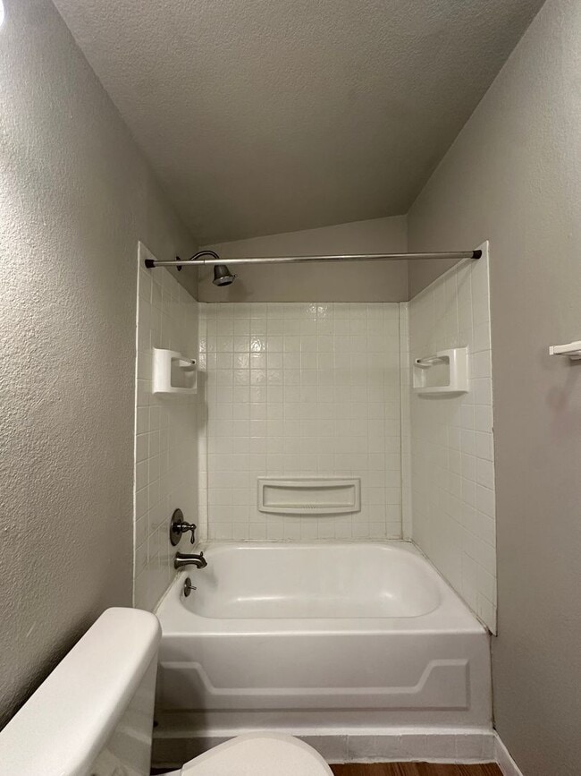 Building Photo - Adorable home in La Pine area, 1.5 acres fully fenced!!