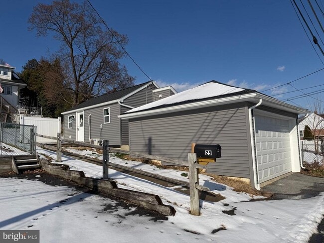 Building Photo - 25 W 33rd St