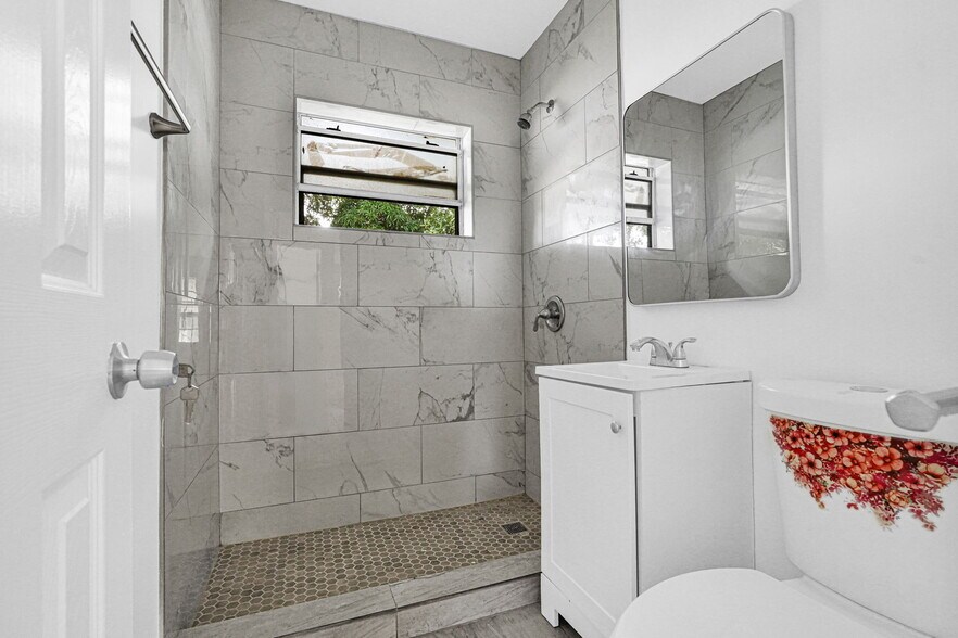 Building Photo - 14600 NE 14th Ave