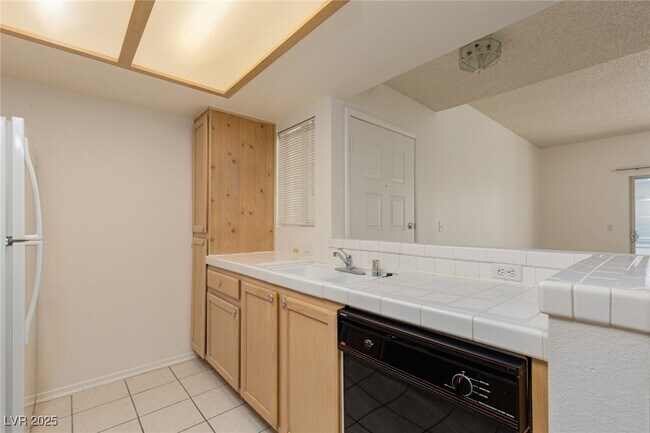 Building Photo - 7100 W Pirates Cove Rd