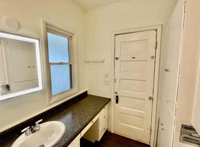 Building Photo - 2049 E Washington Ave