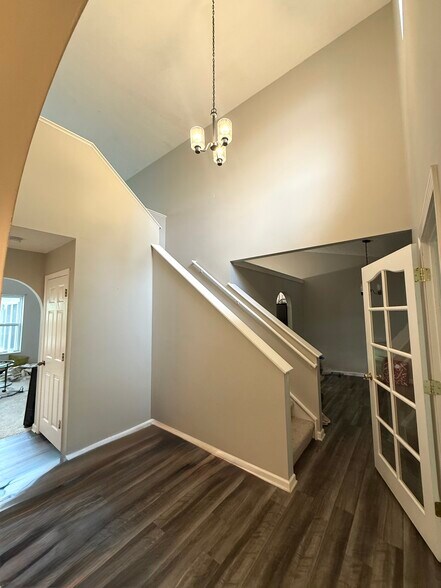 Building Photo - 6370 Bellinger Dr