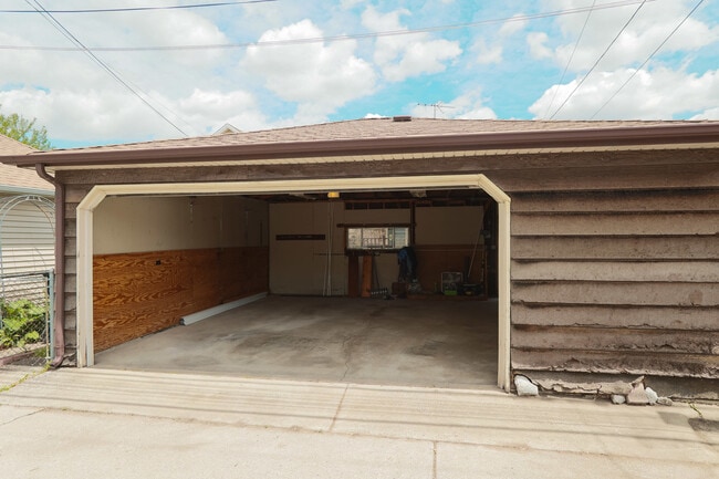 Building Photo - 5712 N Avondale Ave
