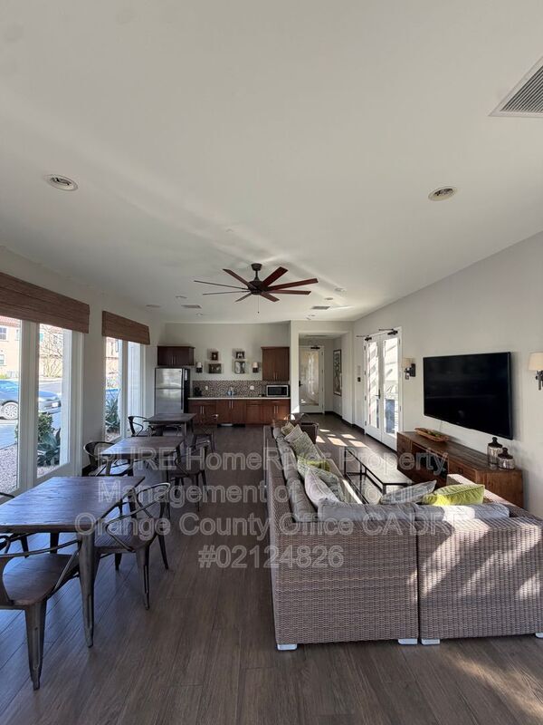 Building Photo - 208 El Paseo