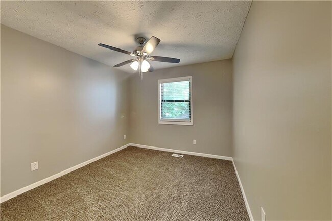 Building Photo - 4006 Maxanne Dr NW