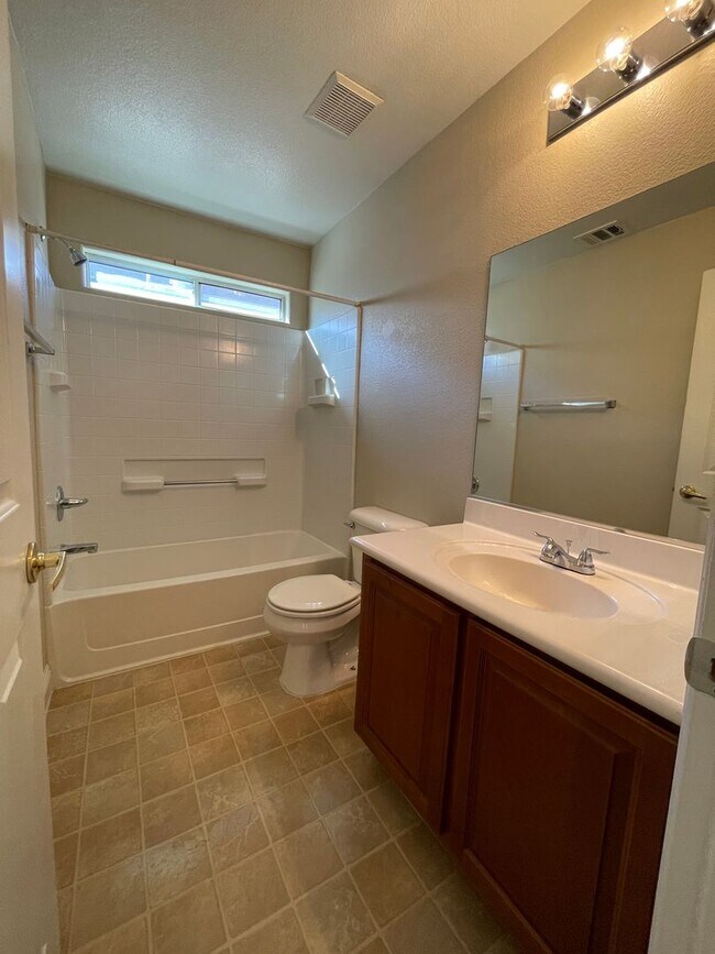 Building Photo - Gorgeous Townhome in Gated Community!