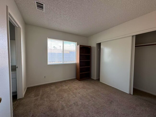 Building Photo - ozy 2-story single-family hom