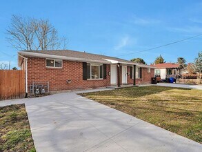 Building Photo - For Rent Charming 2 Bedr 1 Bath Duplex