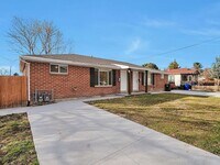 Building Photo - For Rent Charming 2 Bedr 1 Bath Duplex