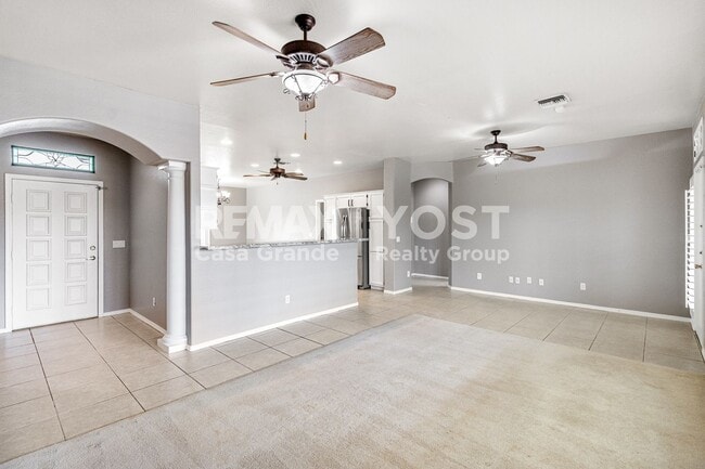 Building Photo - Beautiful home on large lot with pool and Solar!