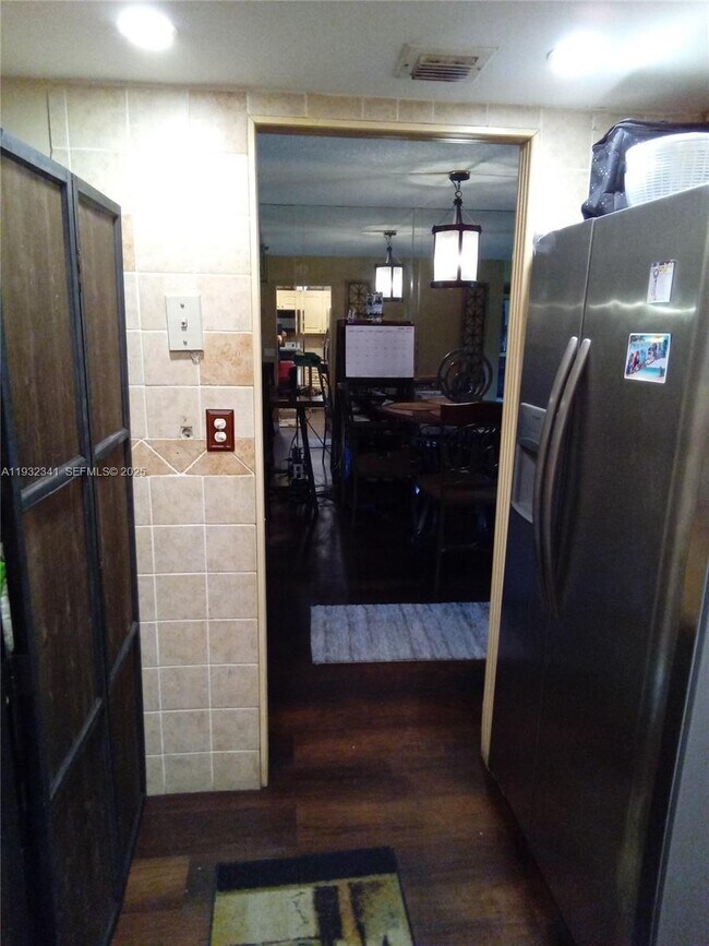 Building Photo - 1000 St Charles Pl