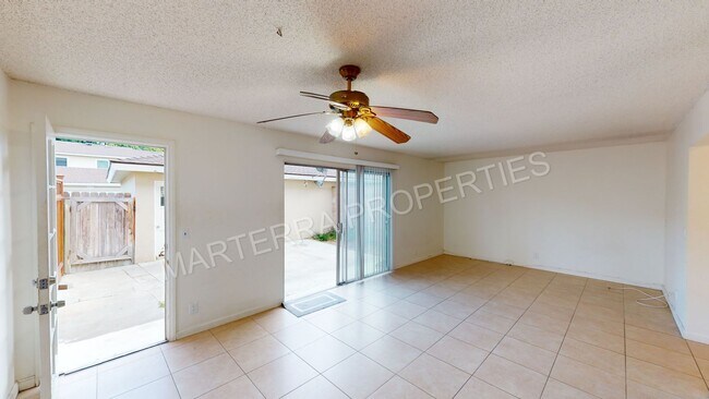 Building Photo - Large 3 Bedroom Townhome!