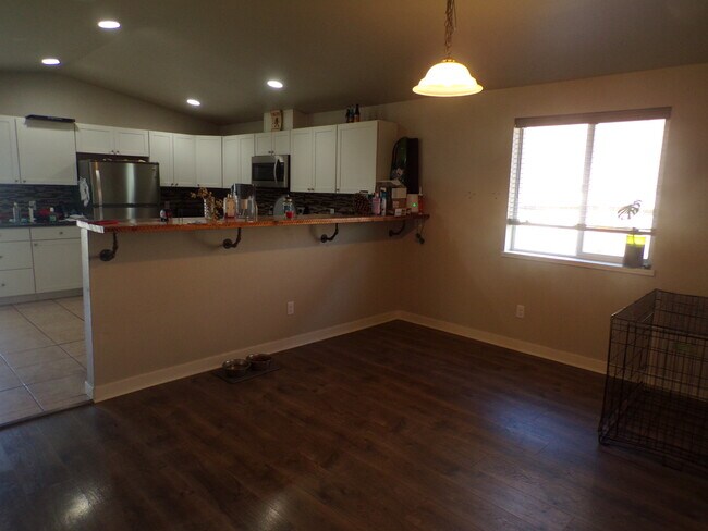 Building Photo - 759 N Sunrise Dr