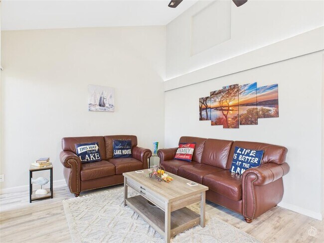 Building Photo - 121 Comanche Dr