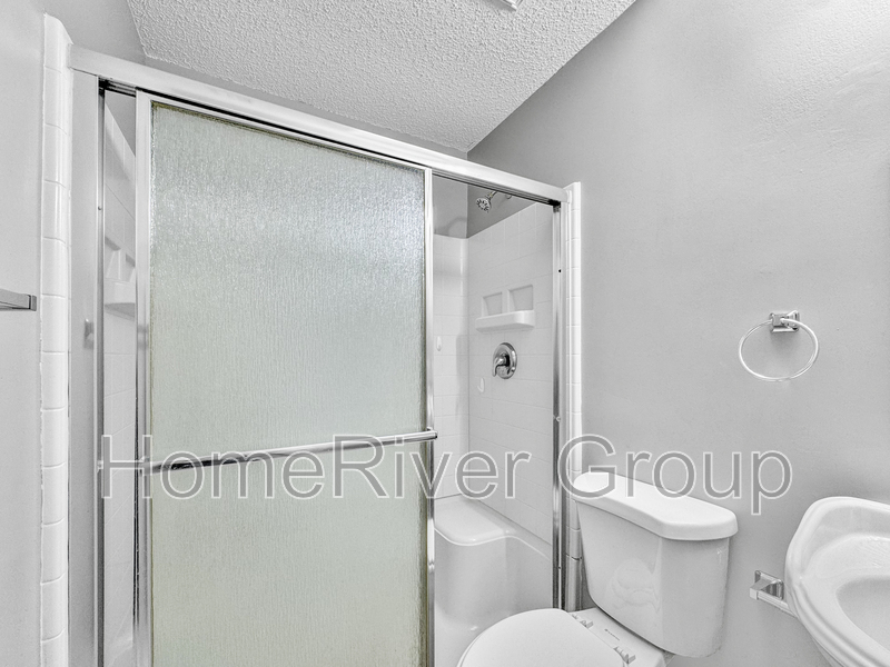 Building Photo - 2421 Silver Palm Dr