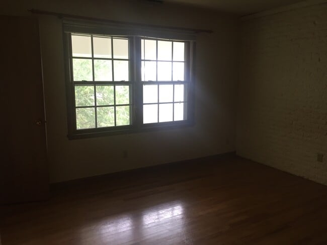 Building Photo - Gorgeous 2 Bedroom, 1.25 Bath Townhouse near UIHC