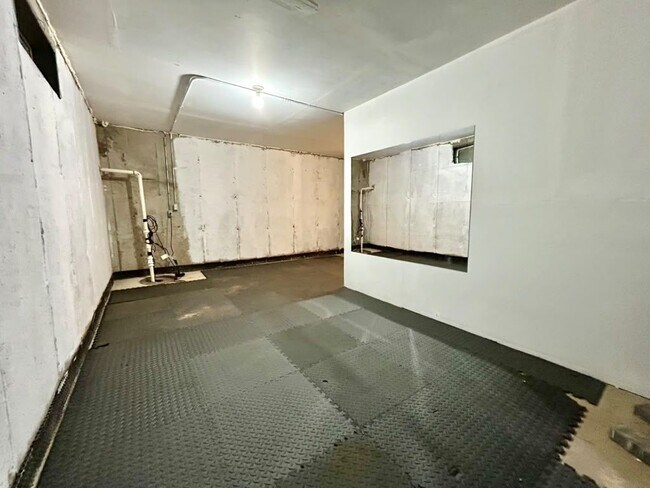 Building Photo - 19 Somers St
