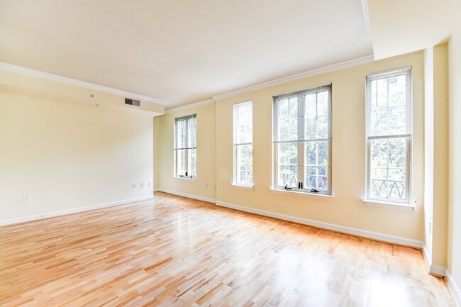 Building Photo - Logan Circle Studio Apartment for Rent Ava...