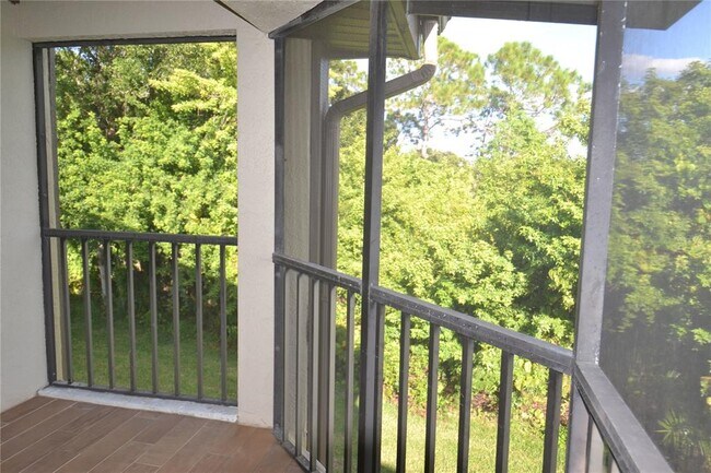 Building Photo - 226 Woodlake Wynde
