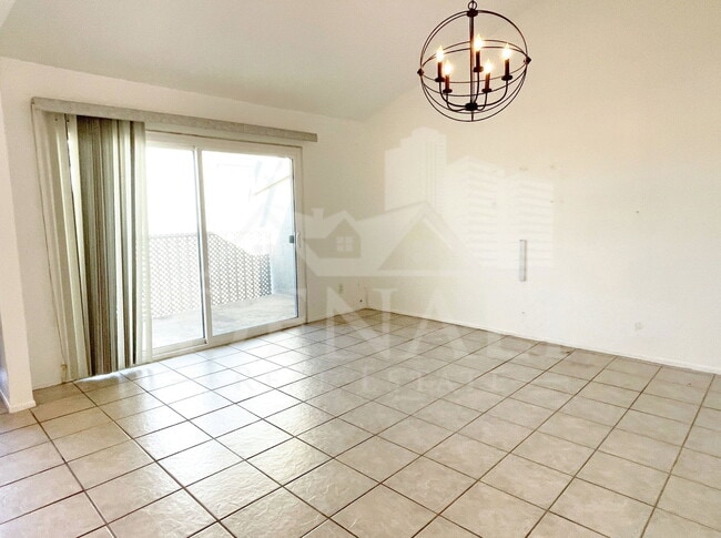 Building Photo - 822 S Langley Ave